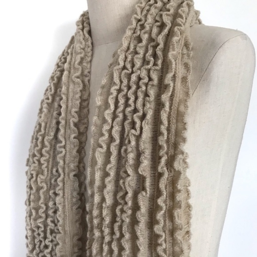 Betsey Johnson Oatmeal Tan Ruffle Ripple Scarf New - Picture 2 of 7